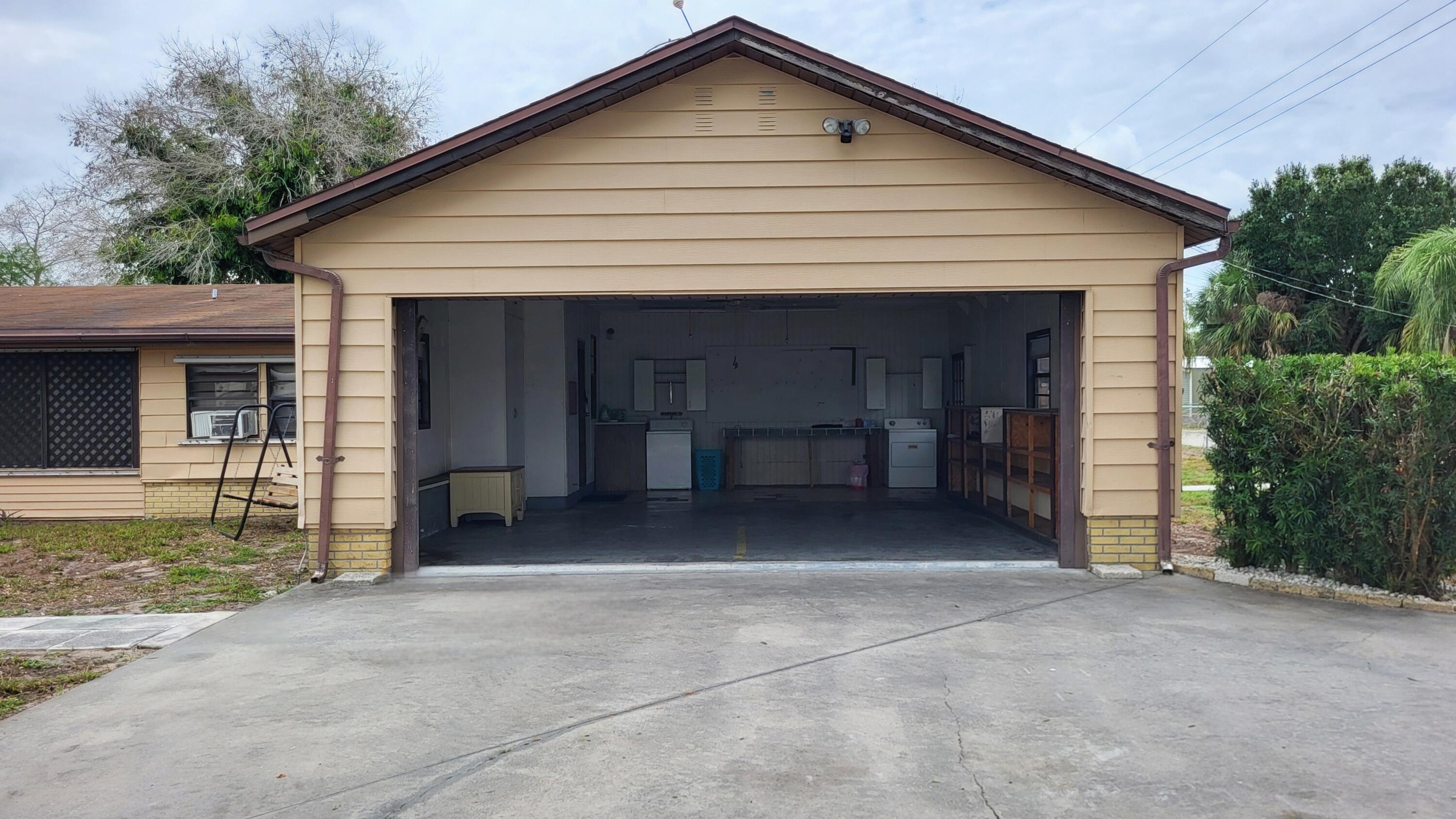 1013 9th Street Okeechobee, FL 34974 - Photo 9 of 39 20260601_113342