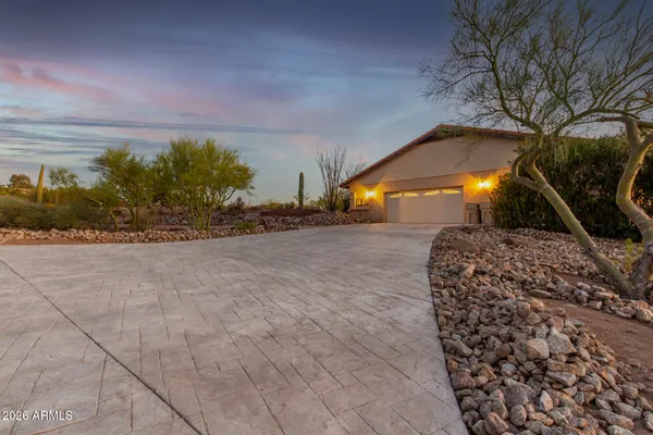 a view of a backyard