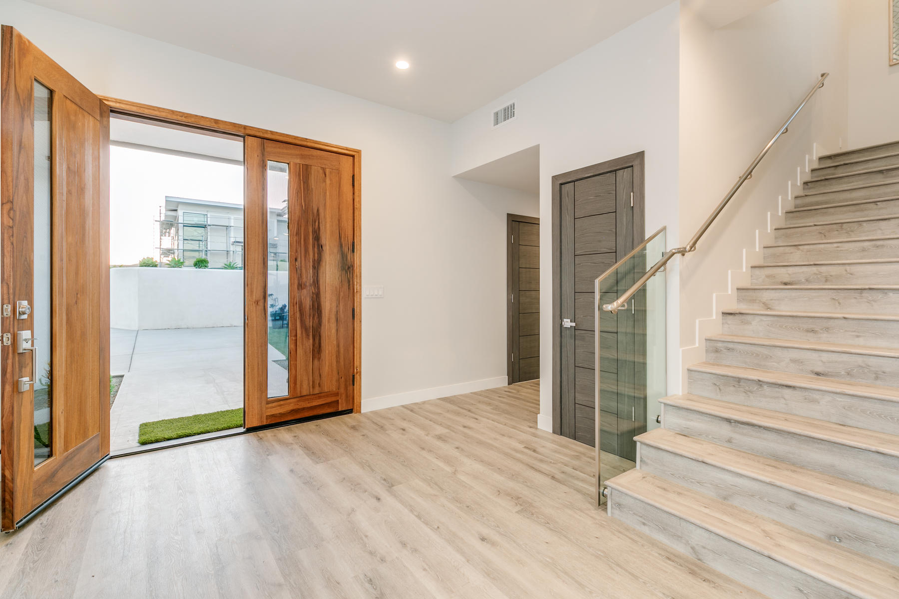 630 Skyline Road Ventura, CA 93003 - Photo 31 of 49 630 Skyline Road-032-034-Entryway-MLS_Si