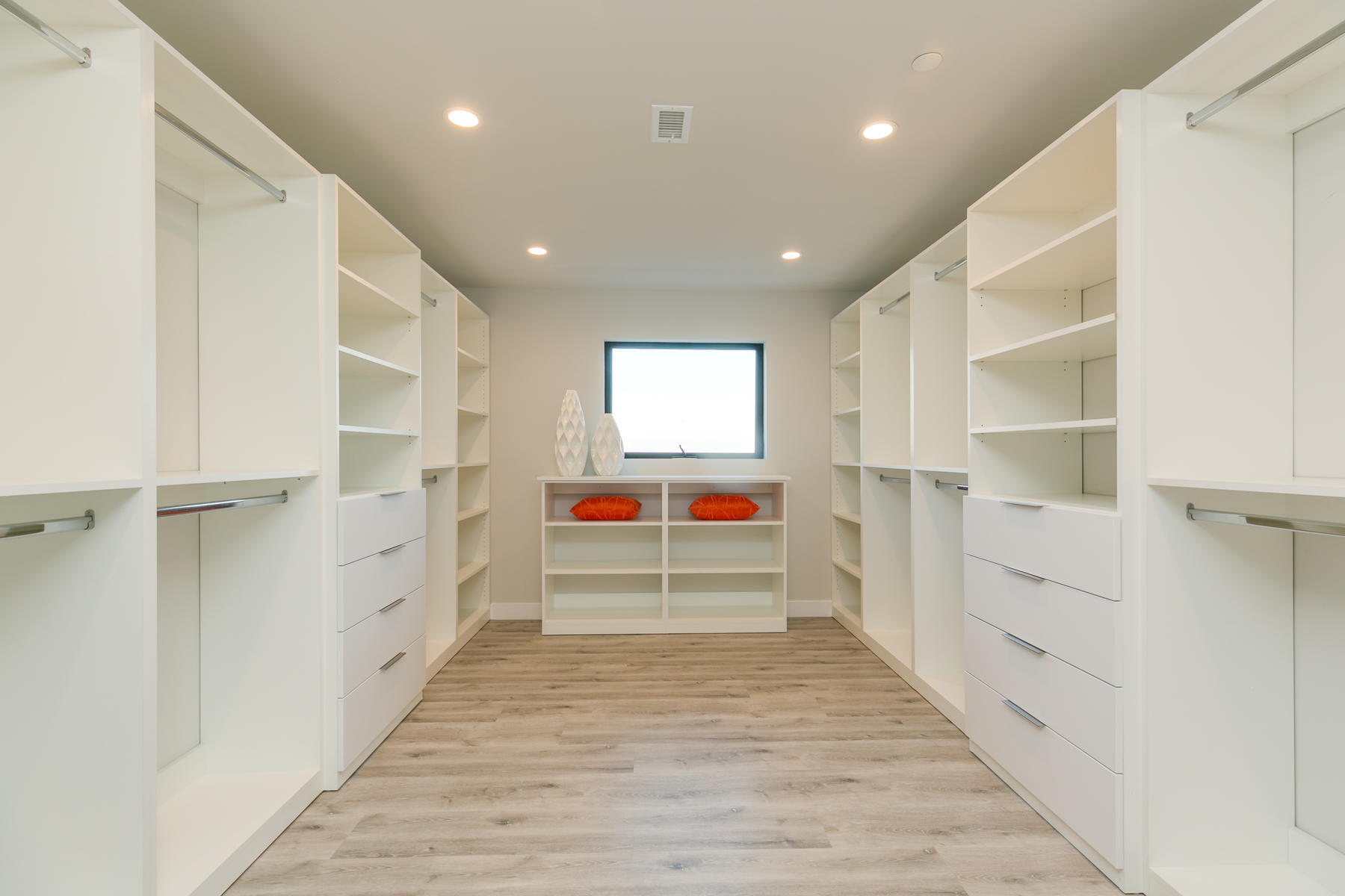 630 Skyline Road Ventura, CA 93003 - Photo 41 of 49 630 Skyline Road-042-037-Master Closet-M