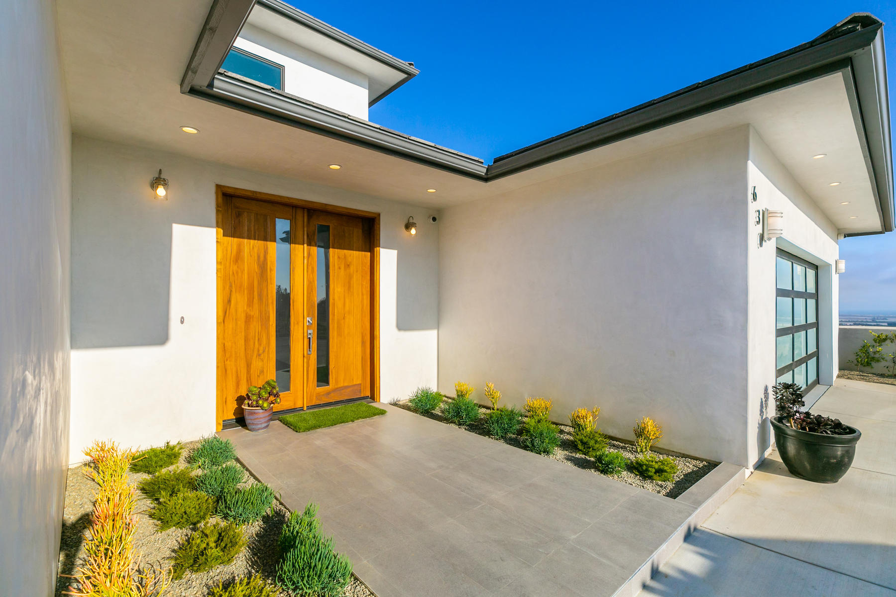 630 Skyline Road Ventura, CA 93003 - Photo 6 of 49 630 Skyline Road-007-010-Entryway-MLS_Si