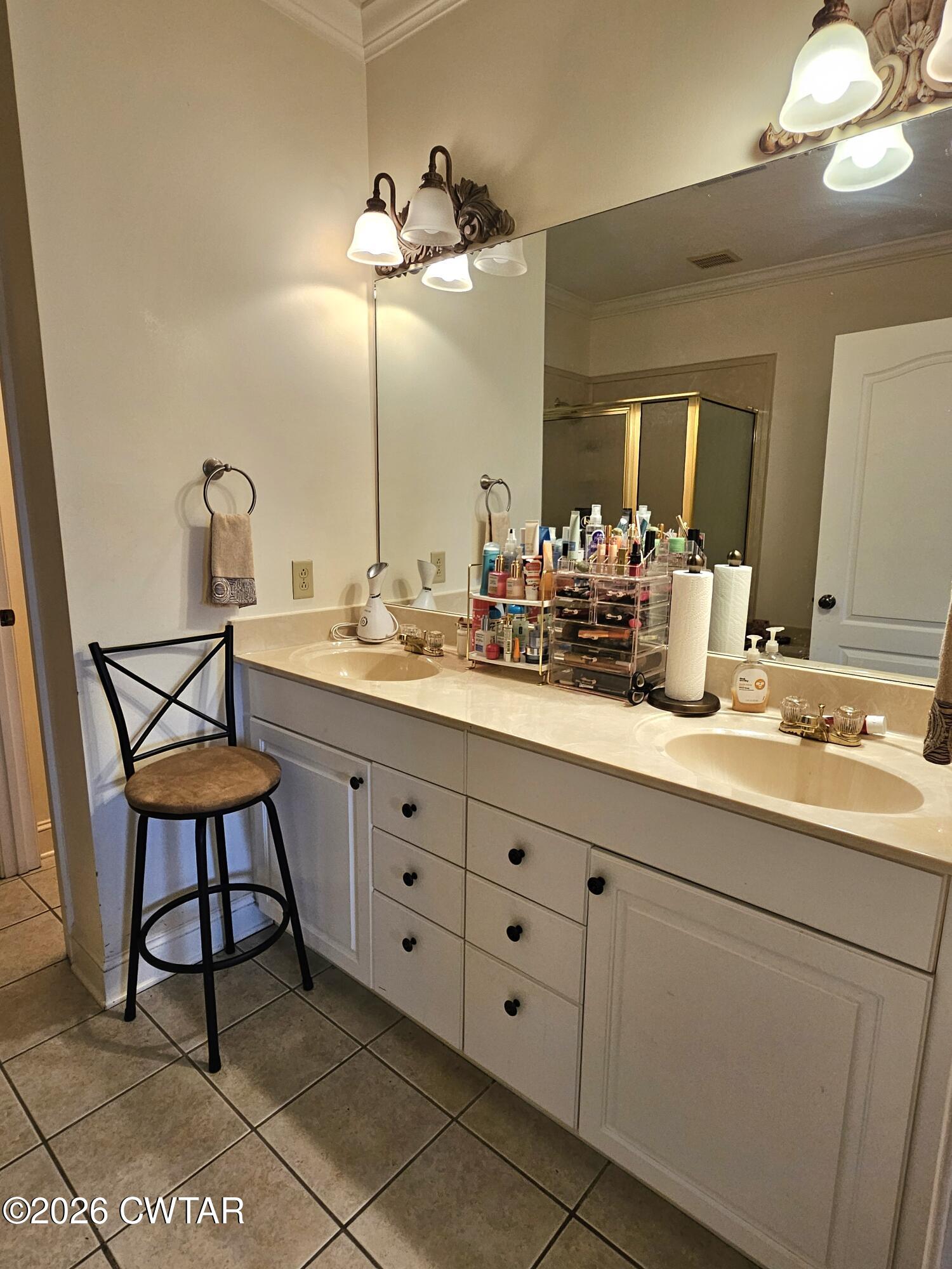 129 Quail Ridge Jackson, TN 38305 - Photo 17 of 35 a bathroom with a double vanity sink and a mirror