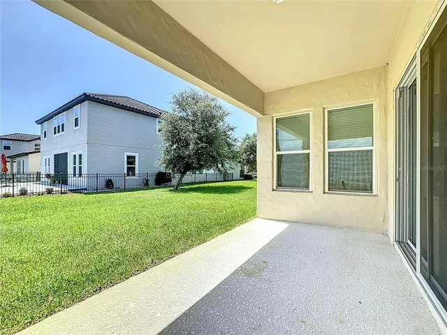 a view of a house with backyard