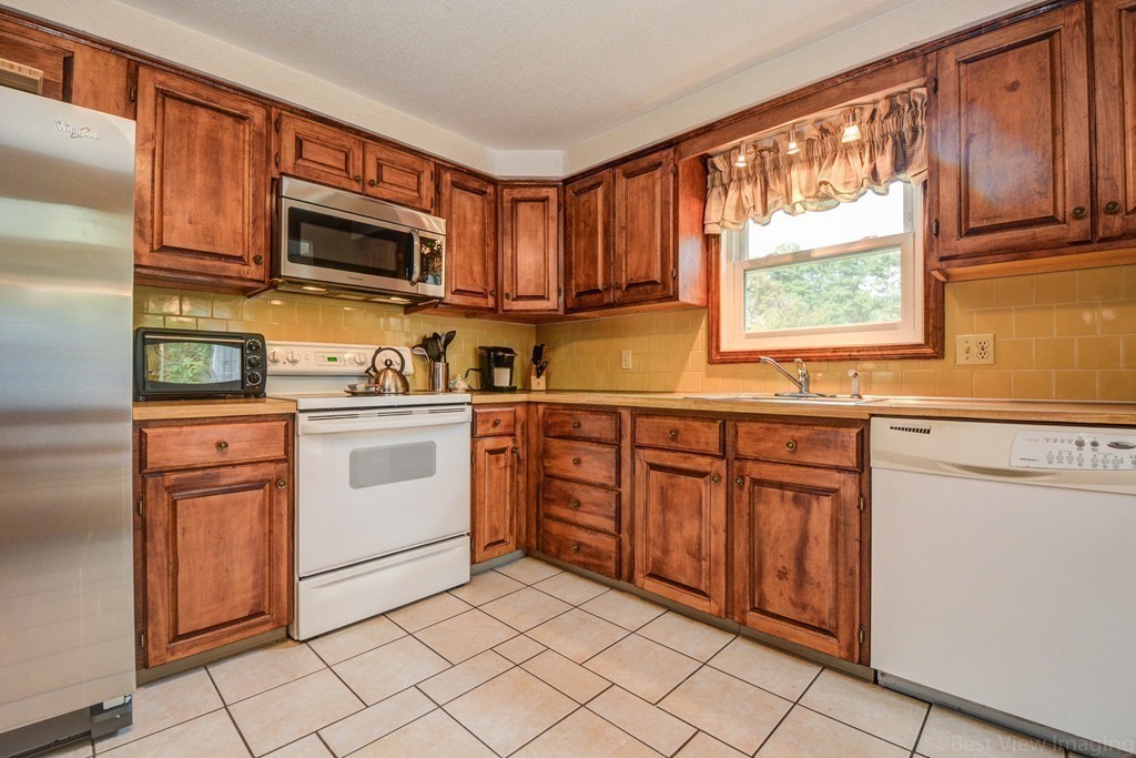 27 Richards Road Southborough, MA 01772 - Photo 9 of 14 Gallery Image 9