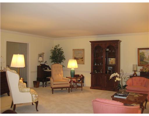 300 Fox Chapel Road, Unit 209 Pittsburgh, PA 15238 - Photo 4 of 15 Living Room.