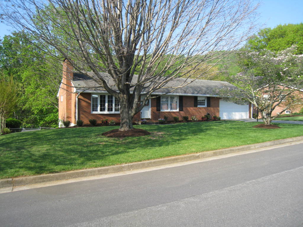 5834 Brahma Road Roanoke, VA 24018 - Photo 1 of 27 Front