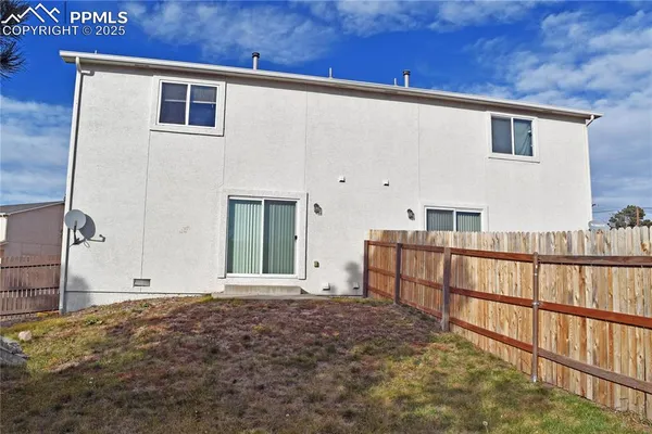 a view of a house with backyard and sitting area