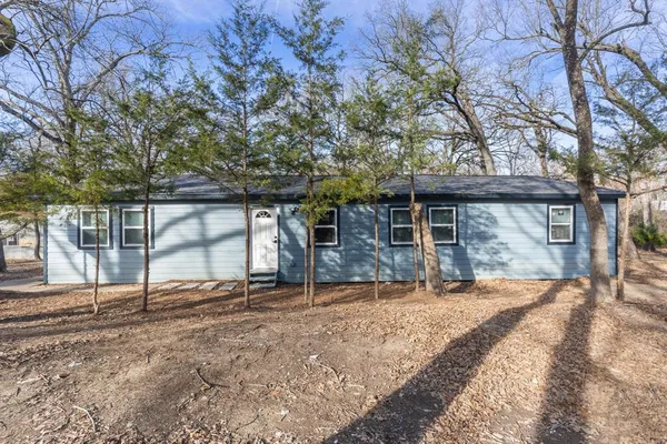 a view of a house with backyard