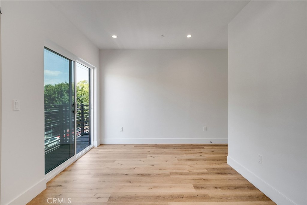 6201 La Mirada Avenue, Unit 7 Los Angeles, CA 90038 - Photo 13 of 20 a view of an empty room and window