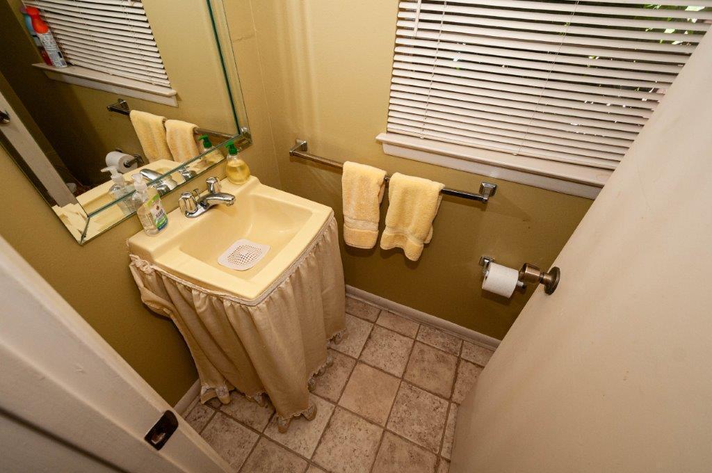 90 Country Club Road Shalimar, FL 32579 - Photo 29 of 41 a utility room with dryer and washer