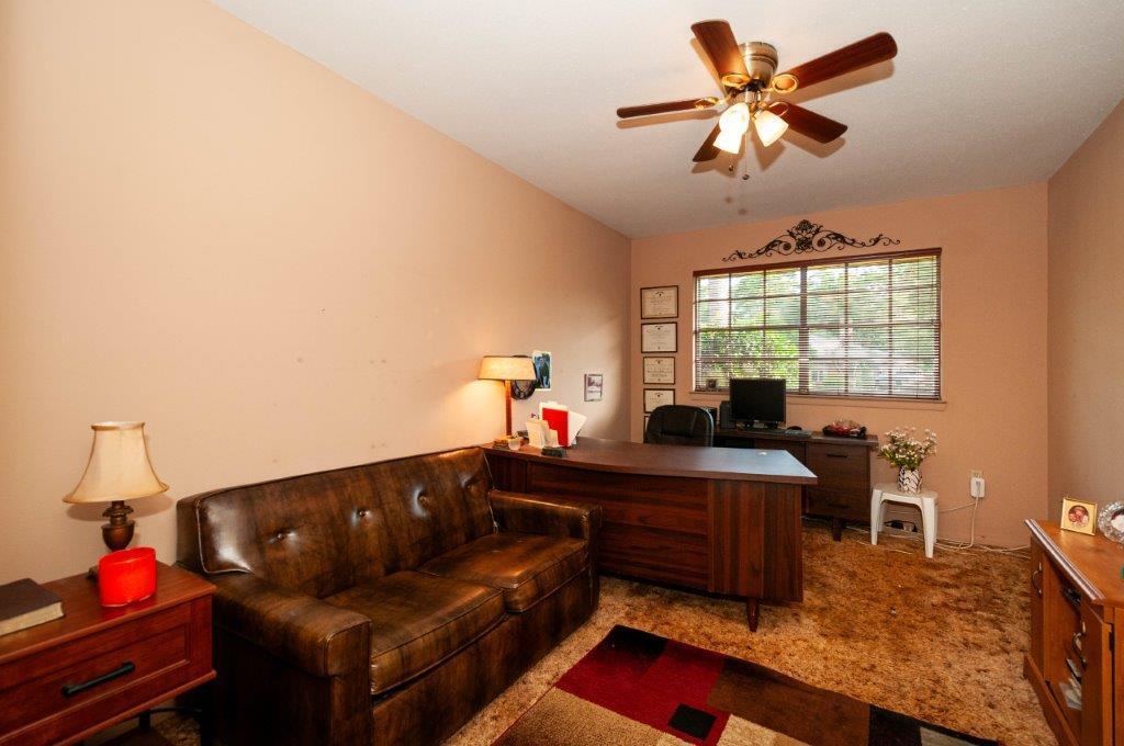 90 Country Club Road Shalimar, FL 32579 - Photo 31 of 41 a living room with furniture