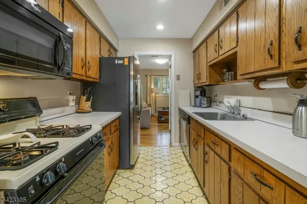$475,000 | 14 Pembroke Drive, Mendham, NJ 07945