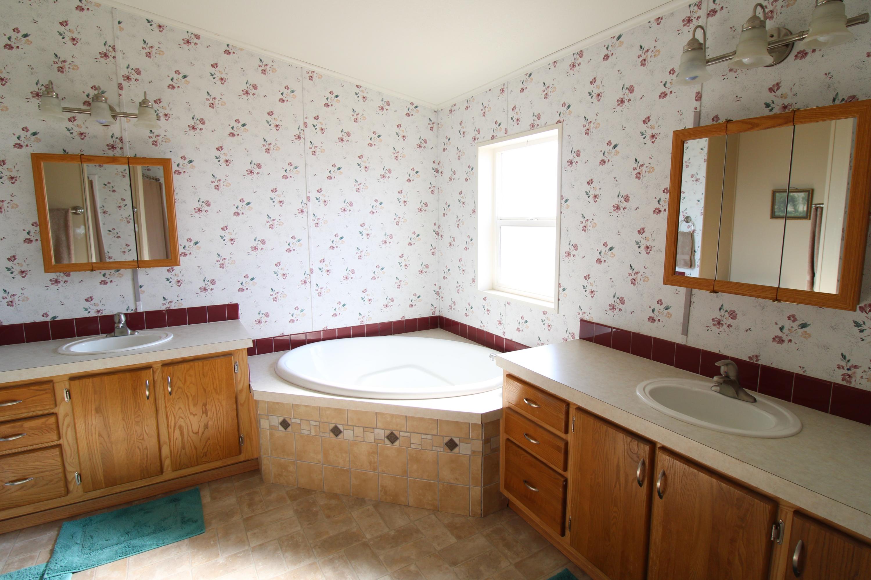 7571 Southeast Walther Loop Prineville, OR 97754 - Photo 14 of 38 Master Bathroom