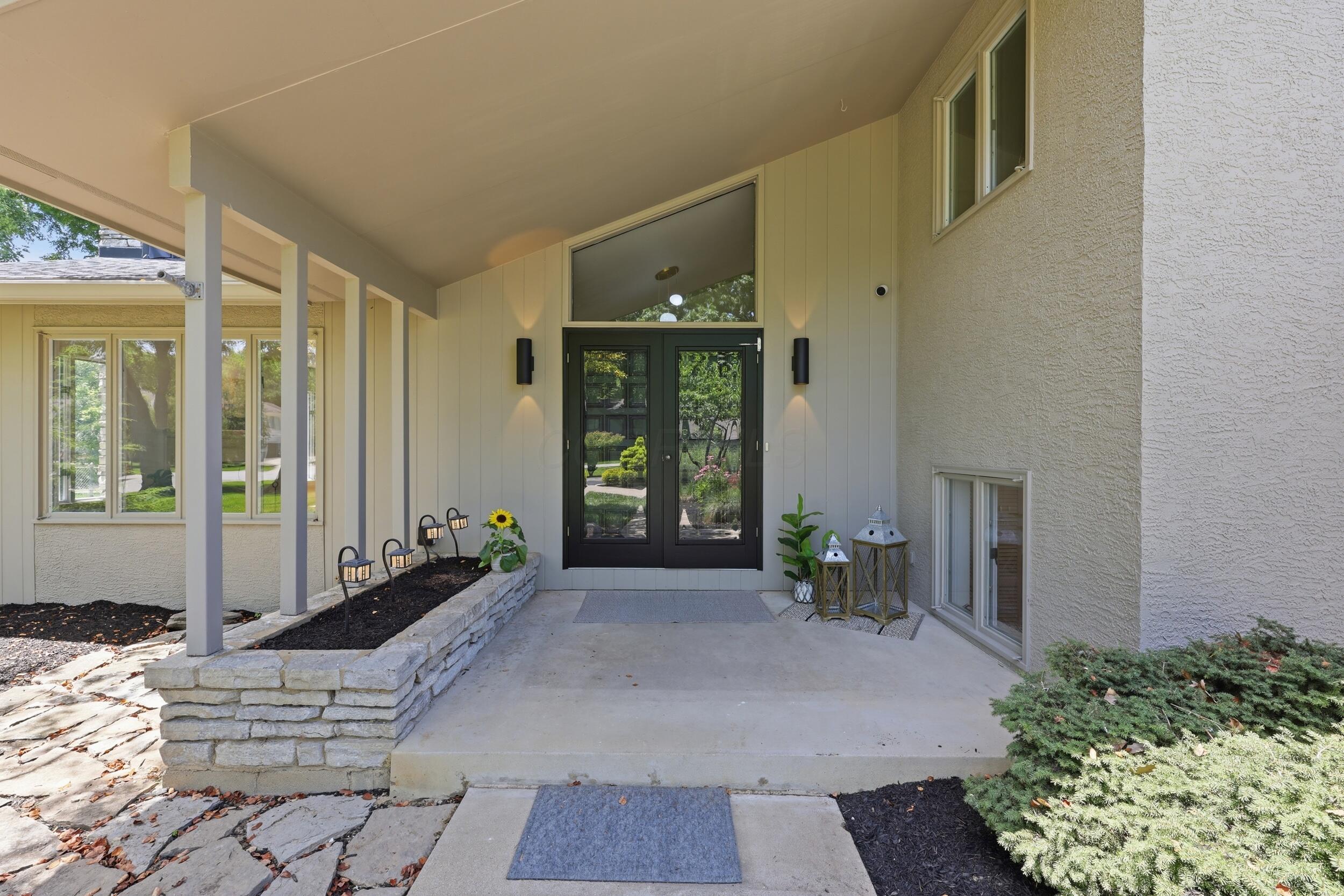 4499 Summit Ridge Road Upper Arlington, OH 43220 - Photo 2 of 76 Welcoming entry
