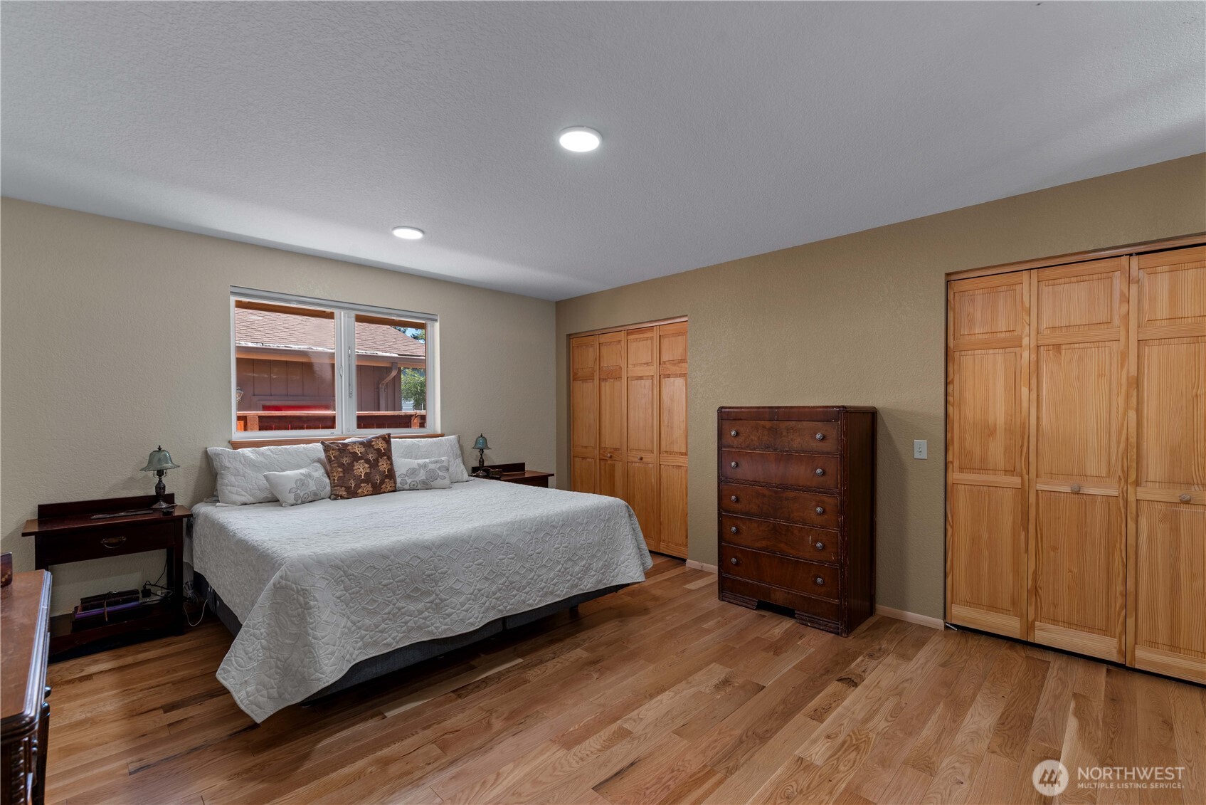 121 Benton Street Leavenworth, WA 98826 - Photo 14 of 37 a bedroom with a bed and wooden floor