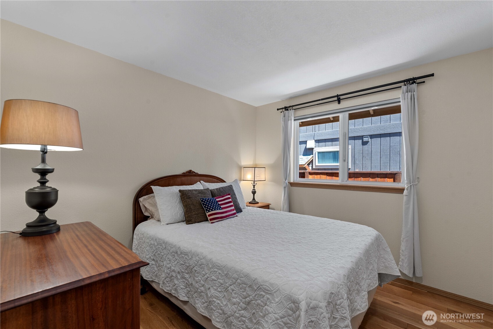 121 Benton Street Leavenworth, WA 98826 - Photo 18 of 37 a bedroom with a bed and a lamp on table