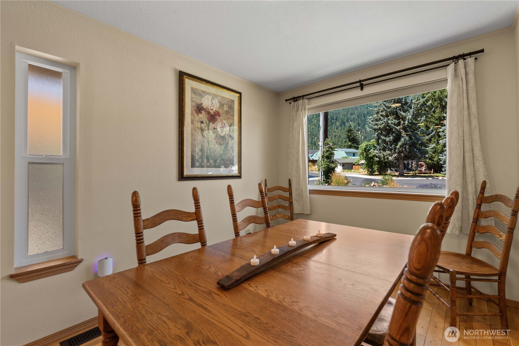 121 Benton Street Leavenworth, WA 98826 - Photo 5 of 37 a living room with furniture and a window