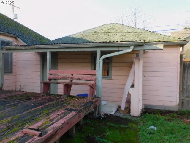 a view of a house with a tub