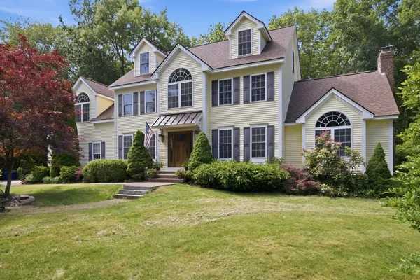 $949,900 | 8 Evergreen Drive, Plaistow, NH 03865