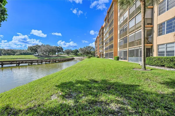 $2,150 | 3001 West Rolling Hills Circle, Unit 210, Davie, FL 33328