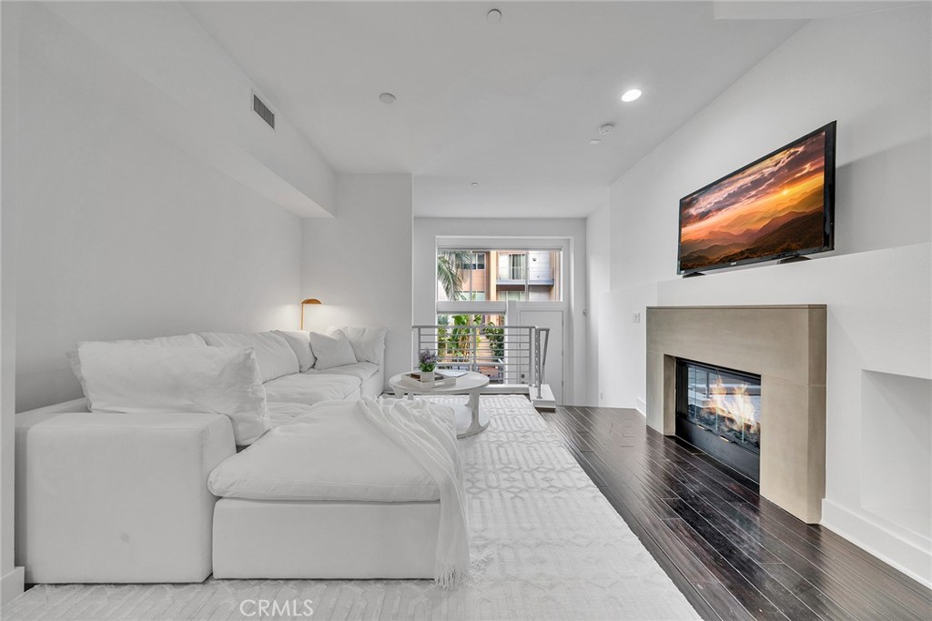 726 Rockefeller Irvine, CA 92612 - Photo 4 of 40