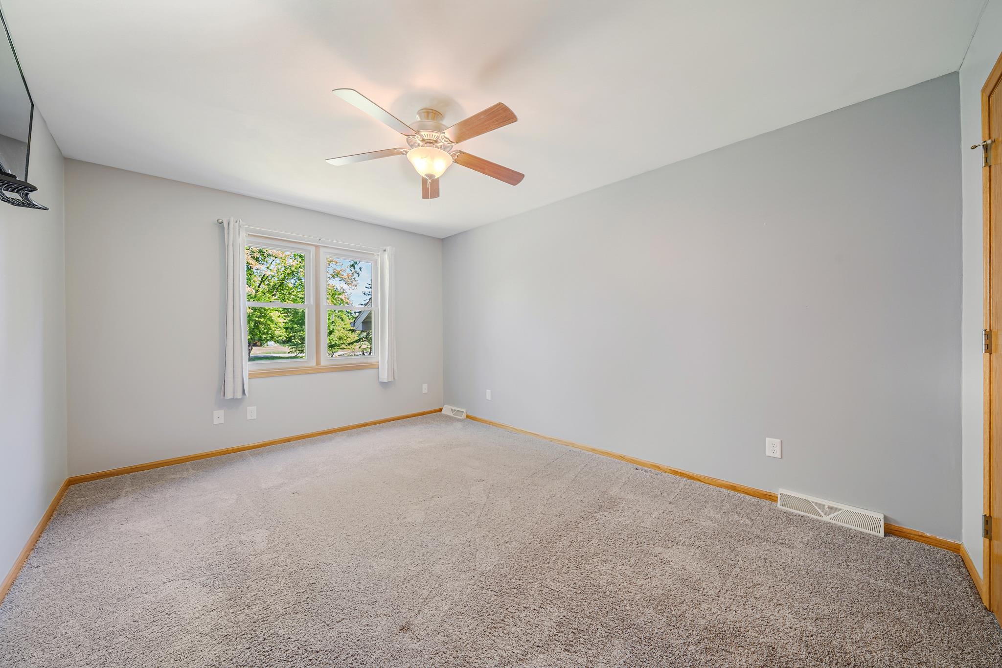 3393 Harbor Bay Road Oshkosh, WI 54901 - Photo 12 of 40