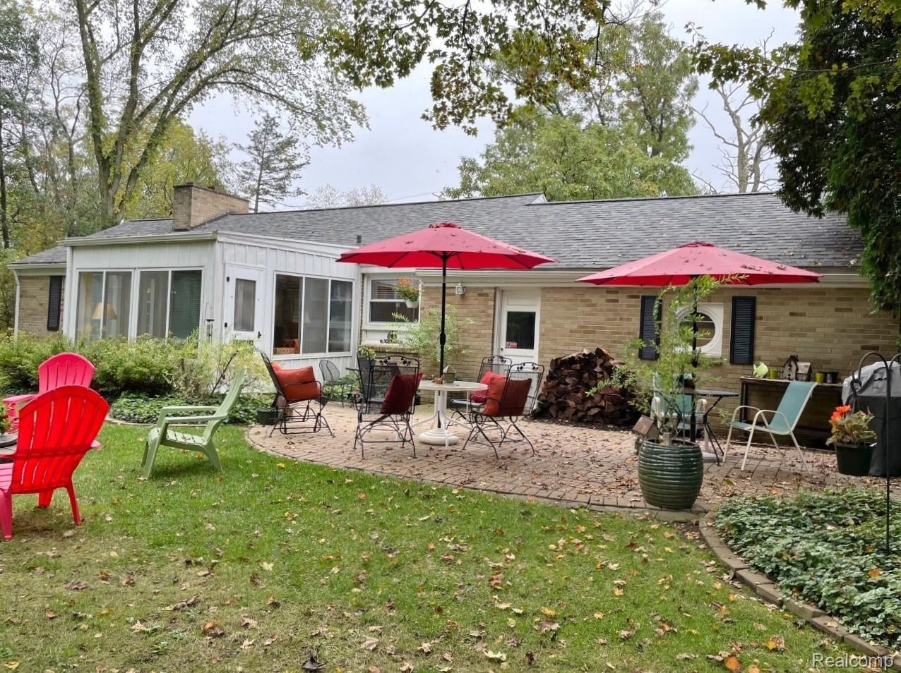 929 Main Street Fenton, MI 48430 - Photo 5 of 28 Grill out or just enjoy relaxing on the paver patio.
