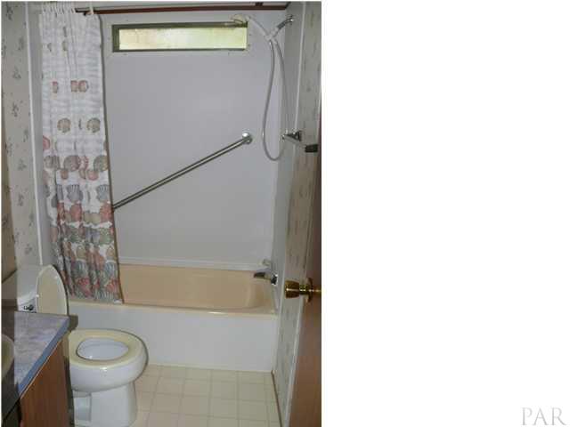 5137 Bent Tree Road Milton, FL 32583 - Photo 7 of 7 Bath with handicap rail
