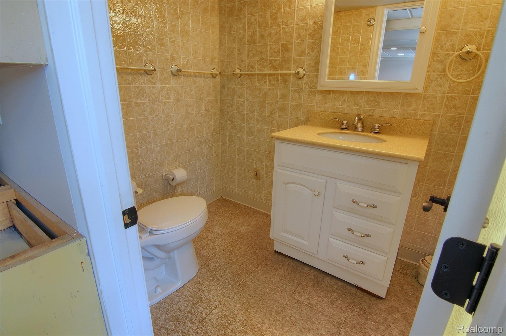 550 Goddard Road Wyandotte, MI 48192 - Photo 24 of 29 24-Lower Level Bathroom.jpg