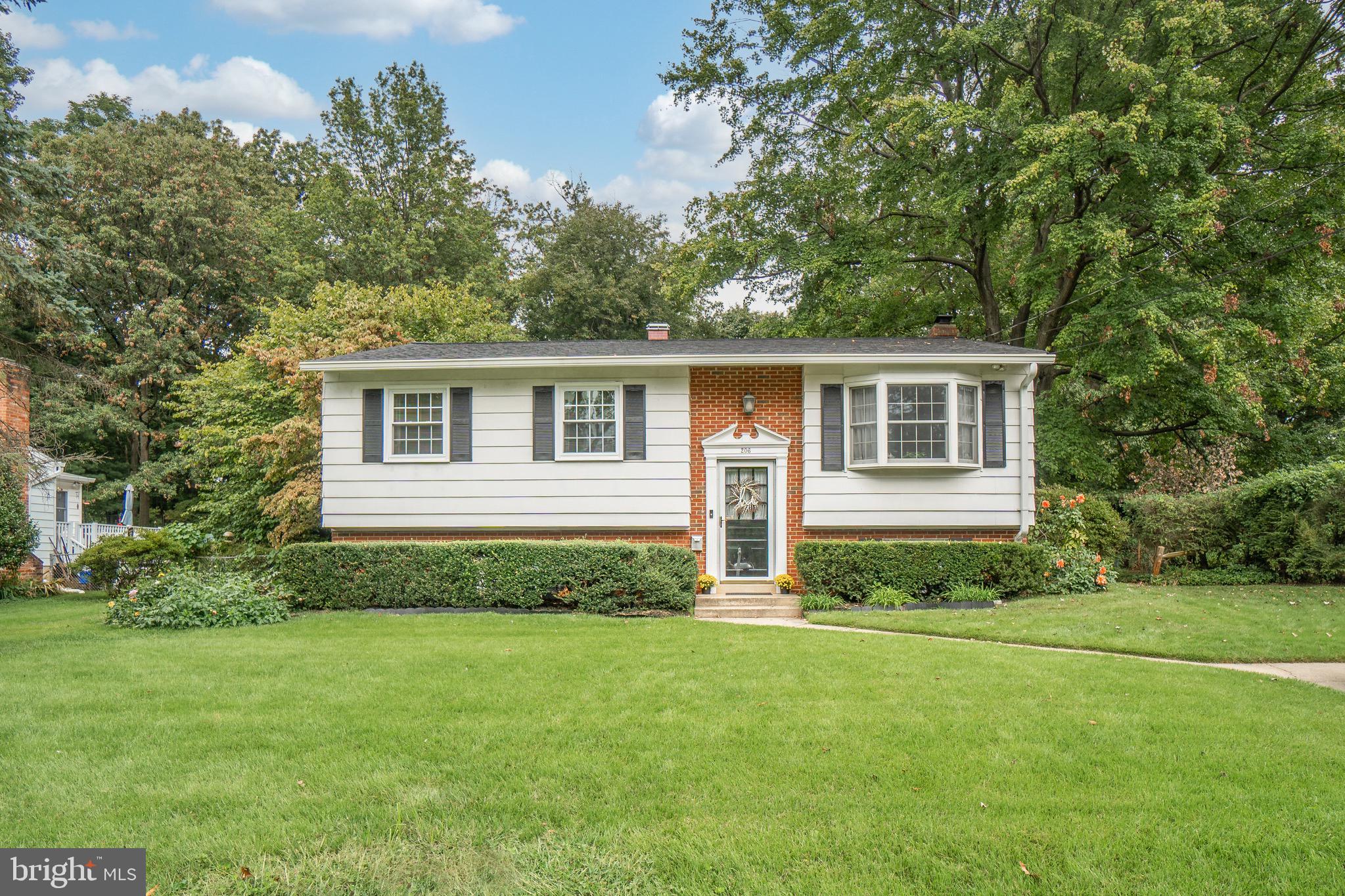 Beautiful home! 4 BRs - Huge lot!