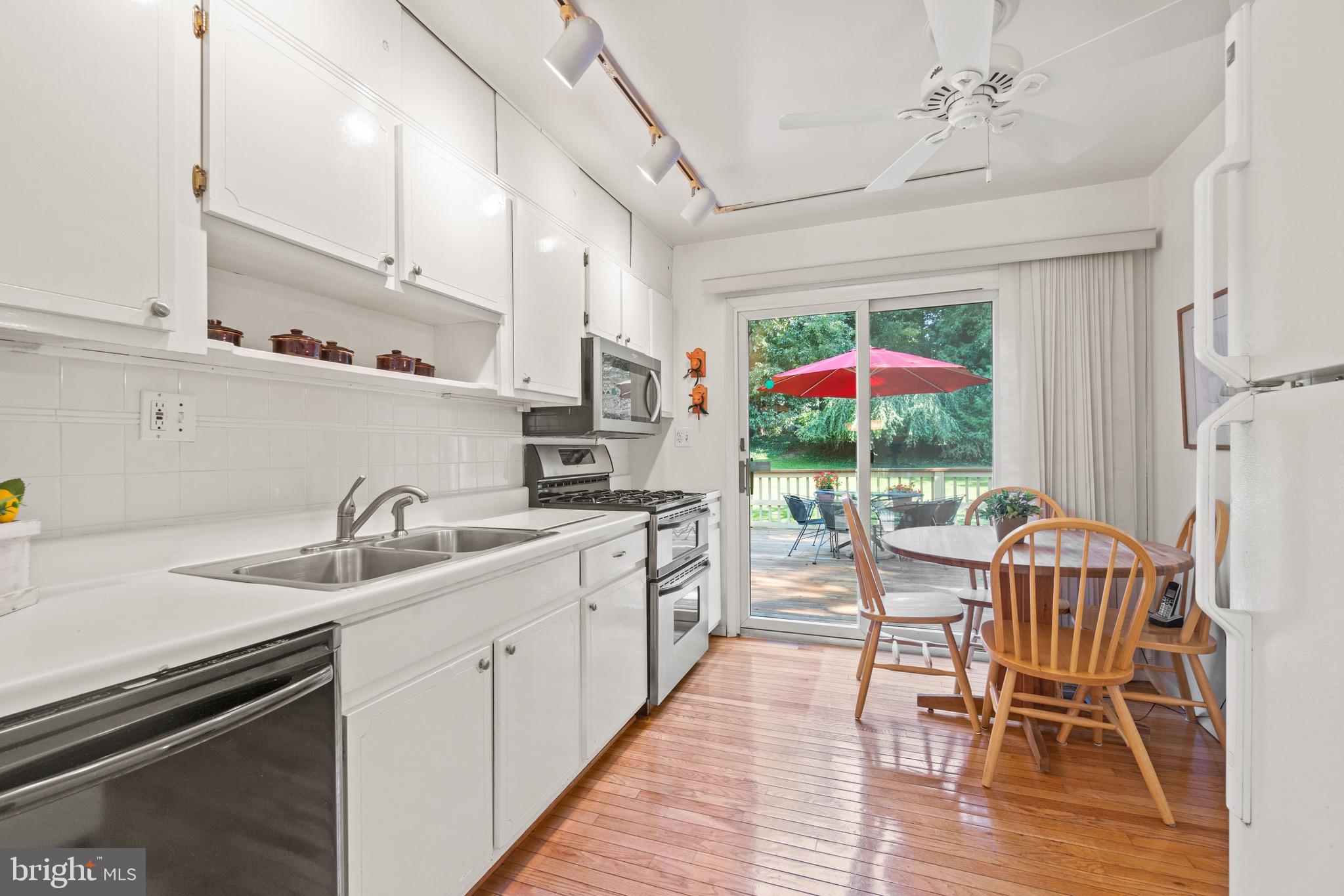 206 Rolling Road Gaithersburg, MD 20877 - Photo 11 of 51 Neutral decor in sunny table space Kitchen
