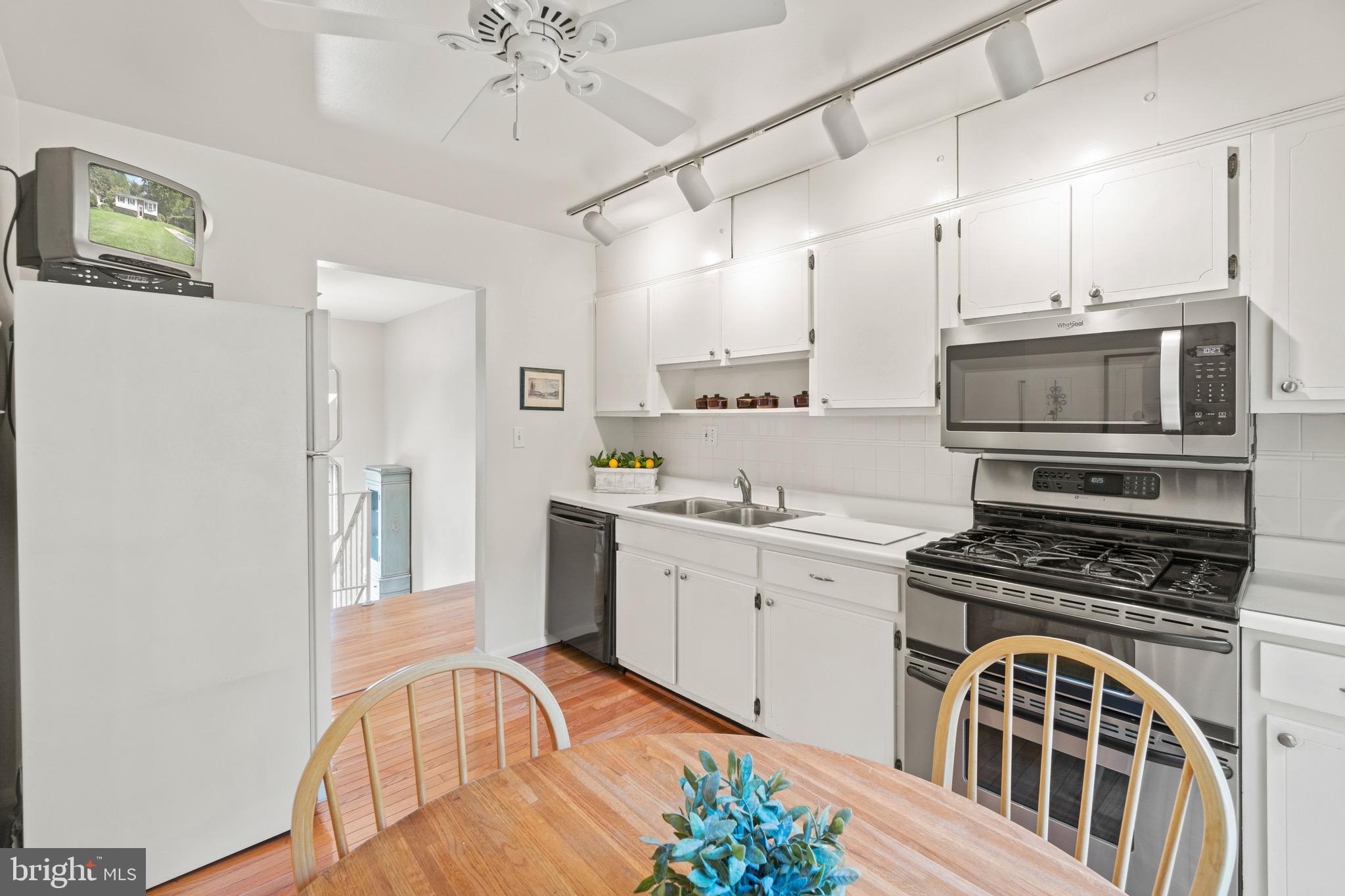 206 Rolling Road Gaithersburg, MD 20877 - Photo 13 of 51 SS microwave over SS gas stove