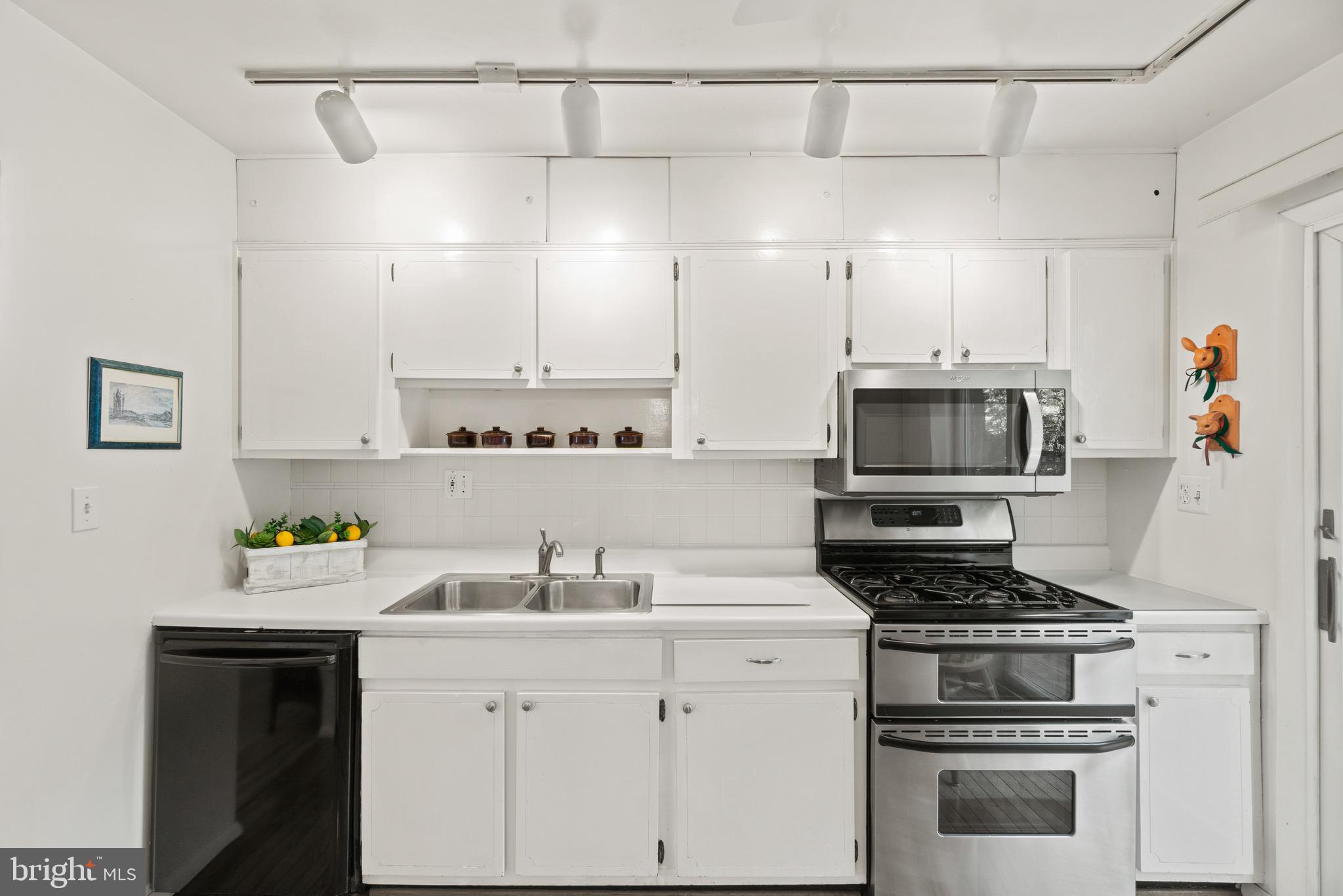 206 Rolling Road Gaithersburg, MD 20877 - Photo 14 of 51 SS Gas Stove for those that like gas cooking