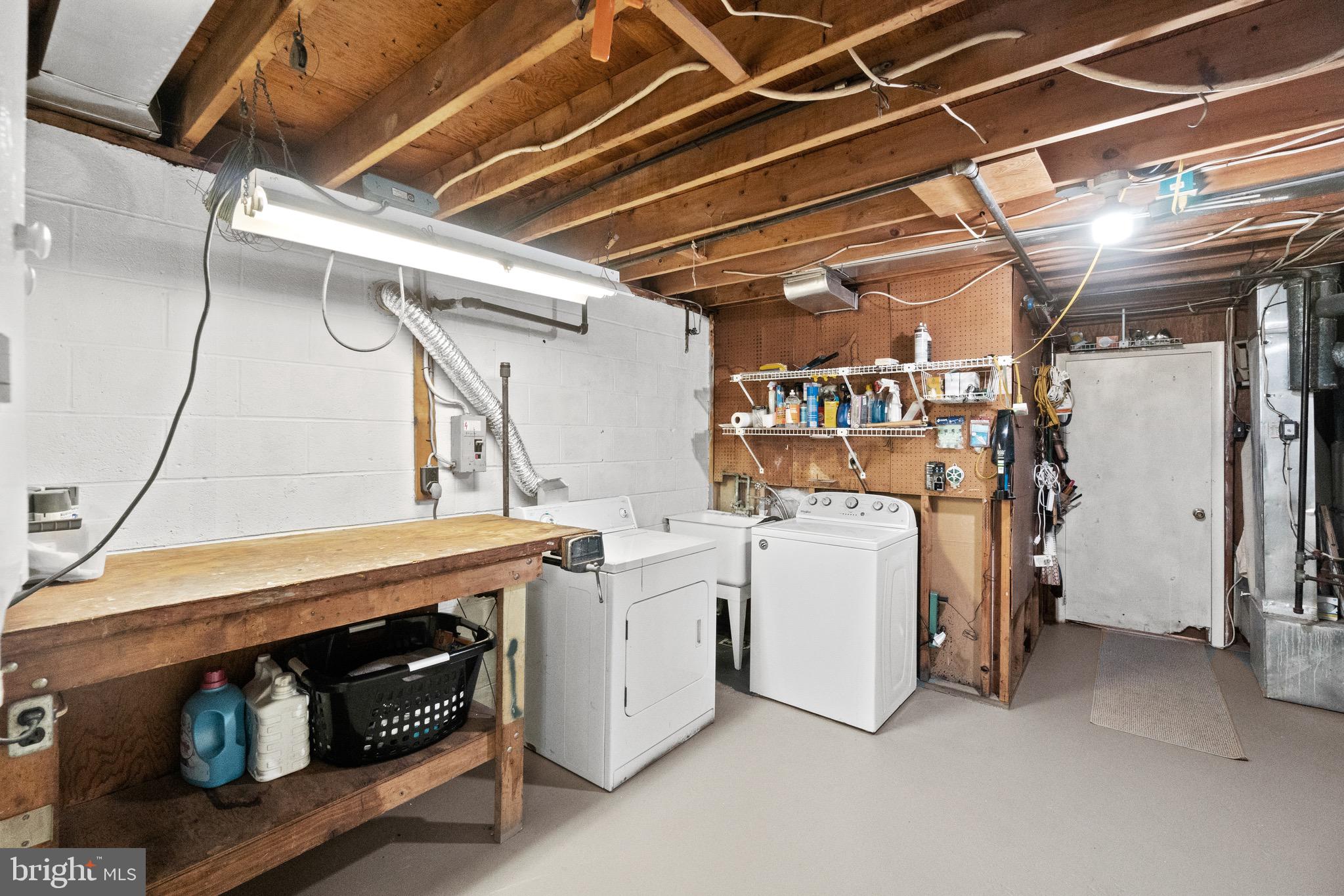 206 Rolling Road Gaithersburg, MD 20877 - Photo 41 of 51 Bright LA & Utility Rm-access to side yard