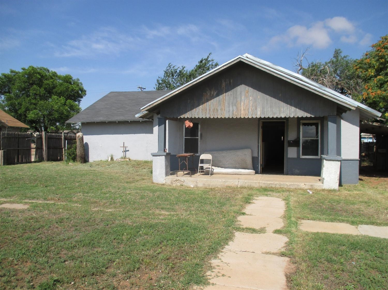 615 South 13th Street Slaton, TX 79364 - Photo 1 of 6 a view of a house with a yard