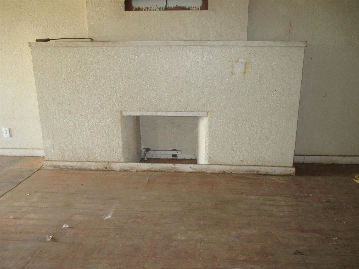 615 South 13th Street Slaton, TX 79364 - Photo 3 of 6 a view of an empty room