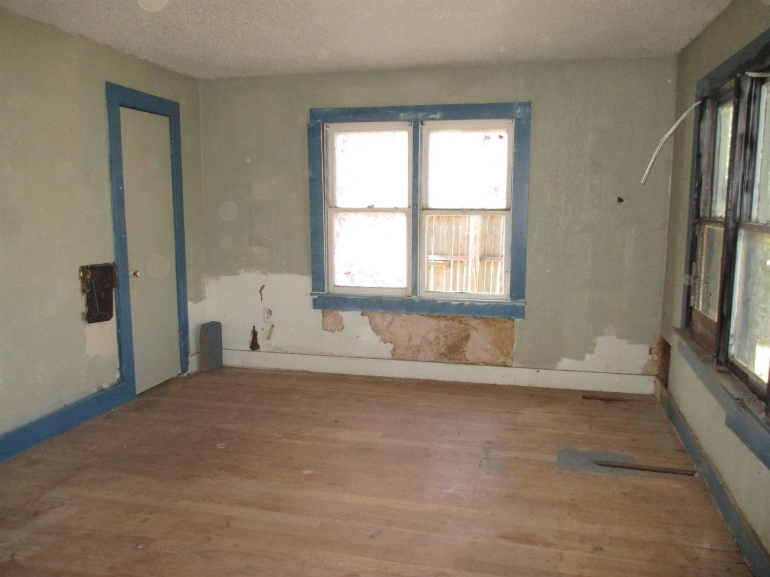 615 South 13th Street Slaton, TX 79364 - Photo 4 of 6 a view of an empty room with a window