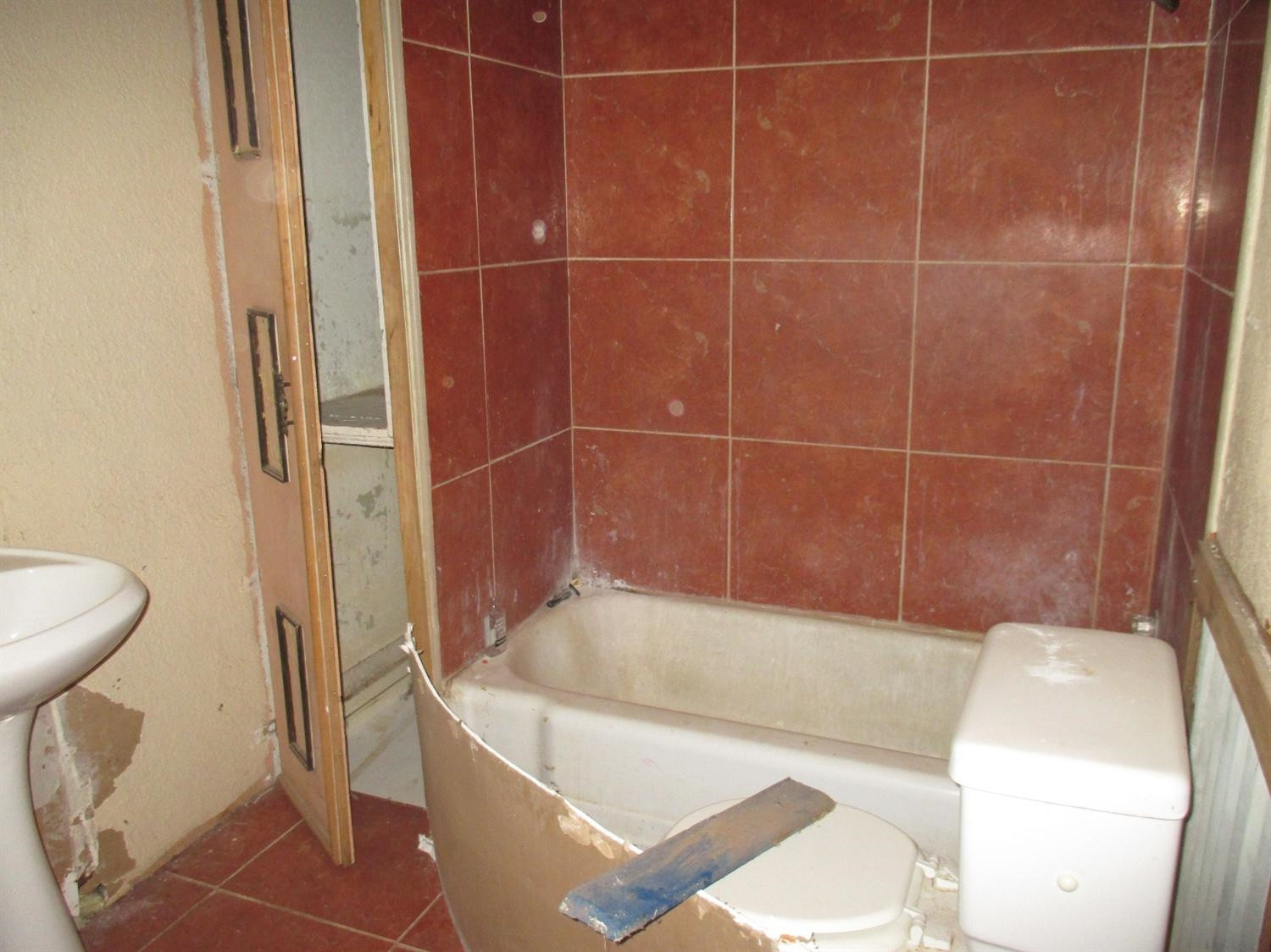 615 South 13th Street Slaton, TX 79364 - Photo 5 of 6 a bathroom with a bathtub and a toilet