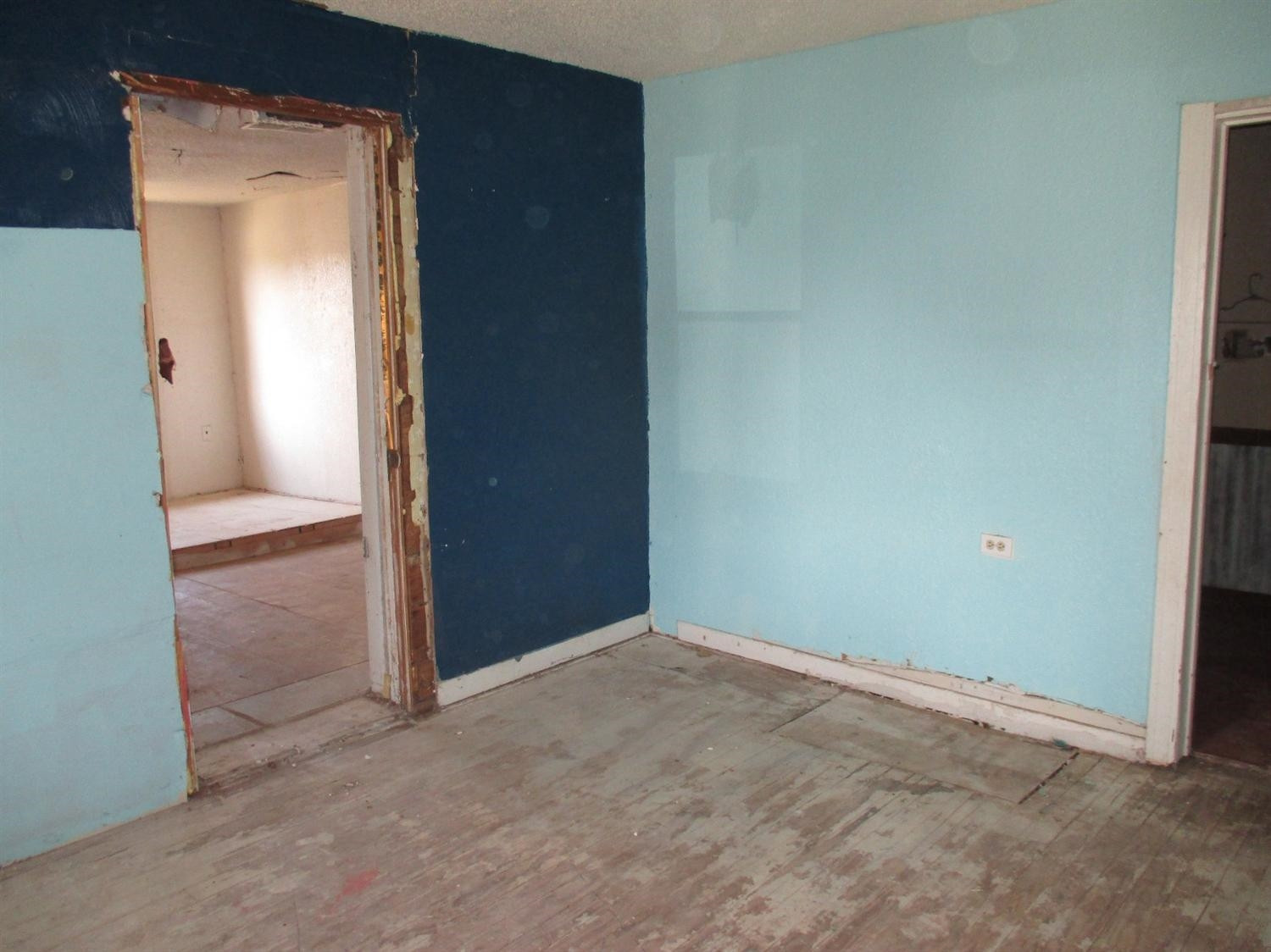 615 South 13th Street Slaton, TX 79364 - Photo 6 of 6 an empty room with window