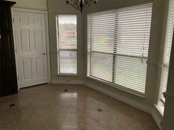 $359,900 | 404 Saddle Head Drive, DeSoto, TX 75115