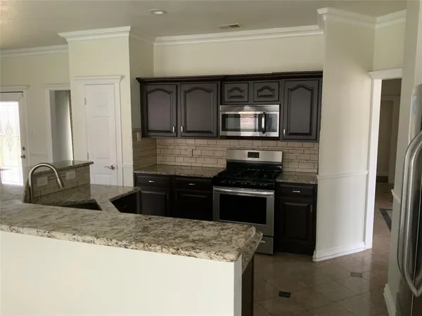 $359,900 | 404 Saddle Head Drive, DeSoto, TX 75115