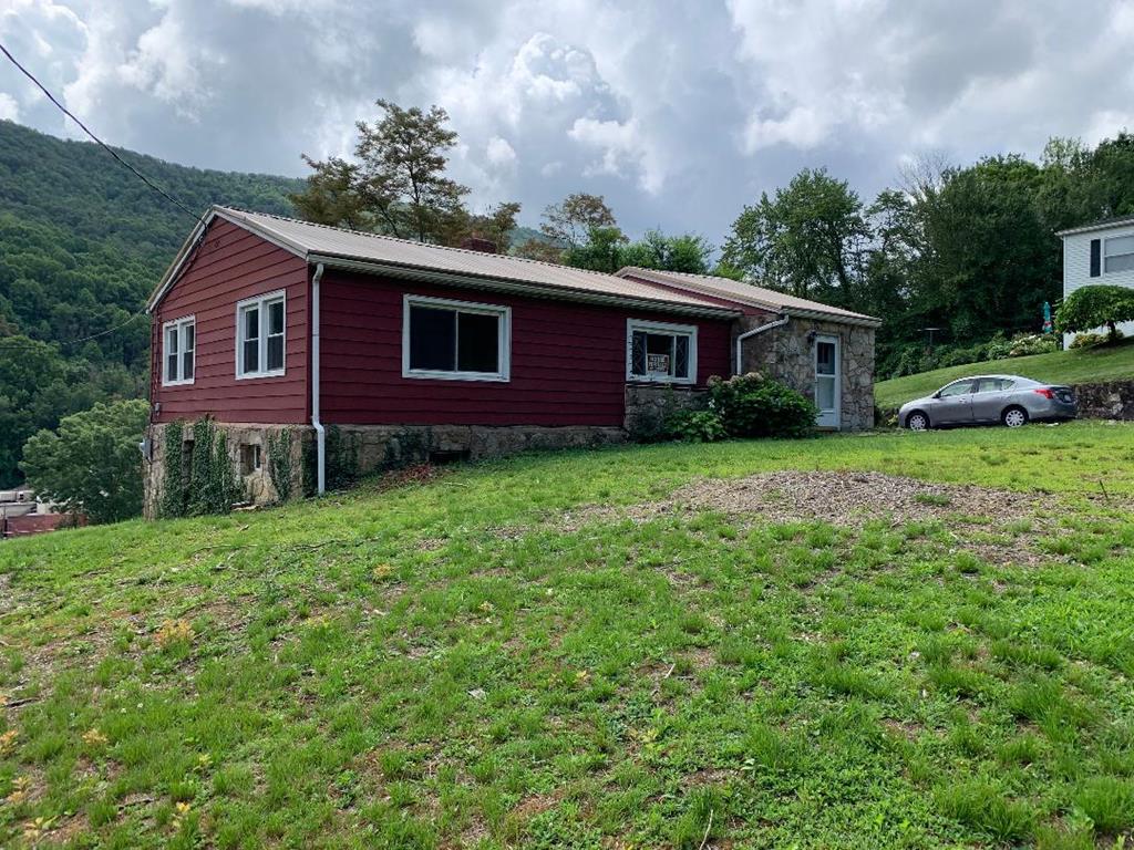 3232 Ridgecrest Road Bluefield, WV 24701 - Photo 4 of 15 Gallery Image 4