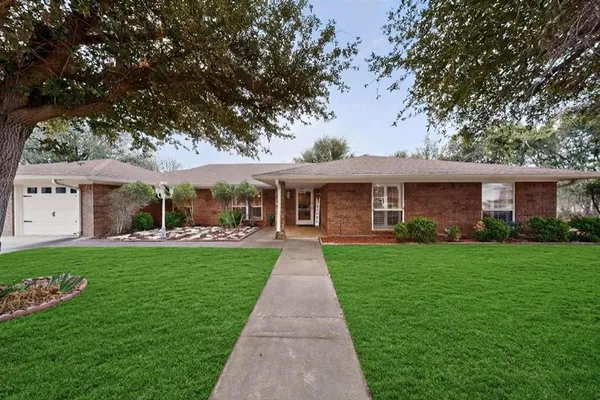 $995,000 | 623 South Harbor Court, Granbury, TX 76048