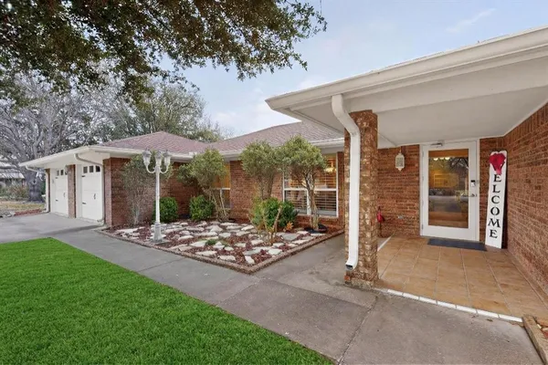 $995,000 | 623 South Harbor Court, Granbury, TX 76048