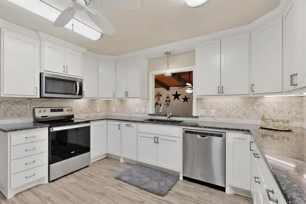 $995,000 | 623 South Harbor Court, Granbury, TX 76048