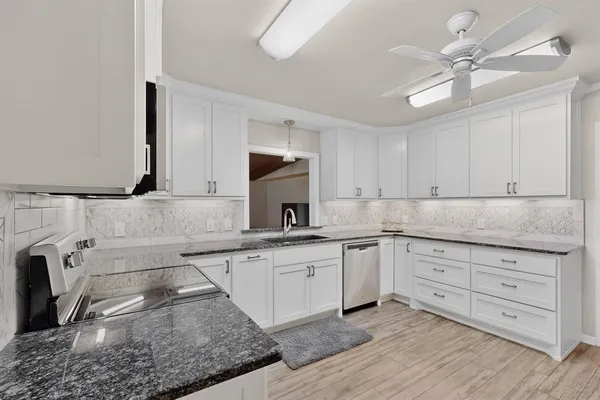 $995,000 | 623 South Harbor Court, Granbury, TX 76048