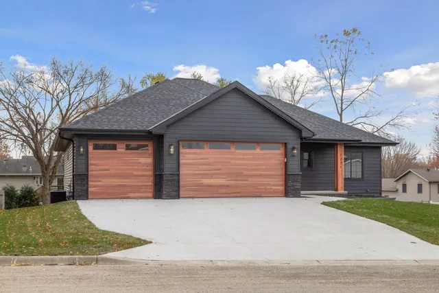 $500,000 | 802 Dutton Drive, Ellendale, MN 56026
