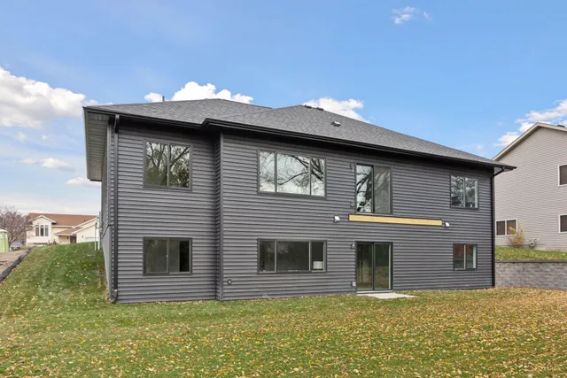 $500,000 | 802 Dutton Drive, Ellendale, MN 56026