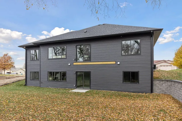 $500,000 | 802 Dutton Drive, Ellendale, MN 56026