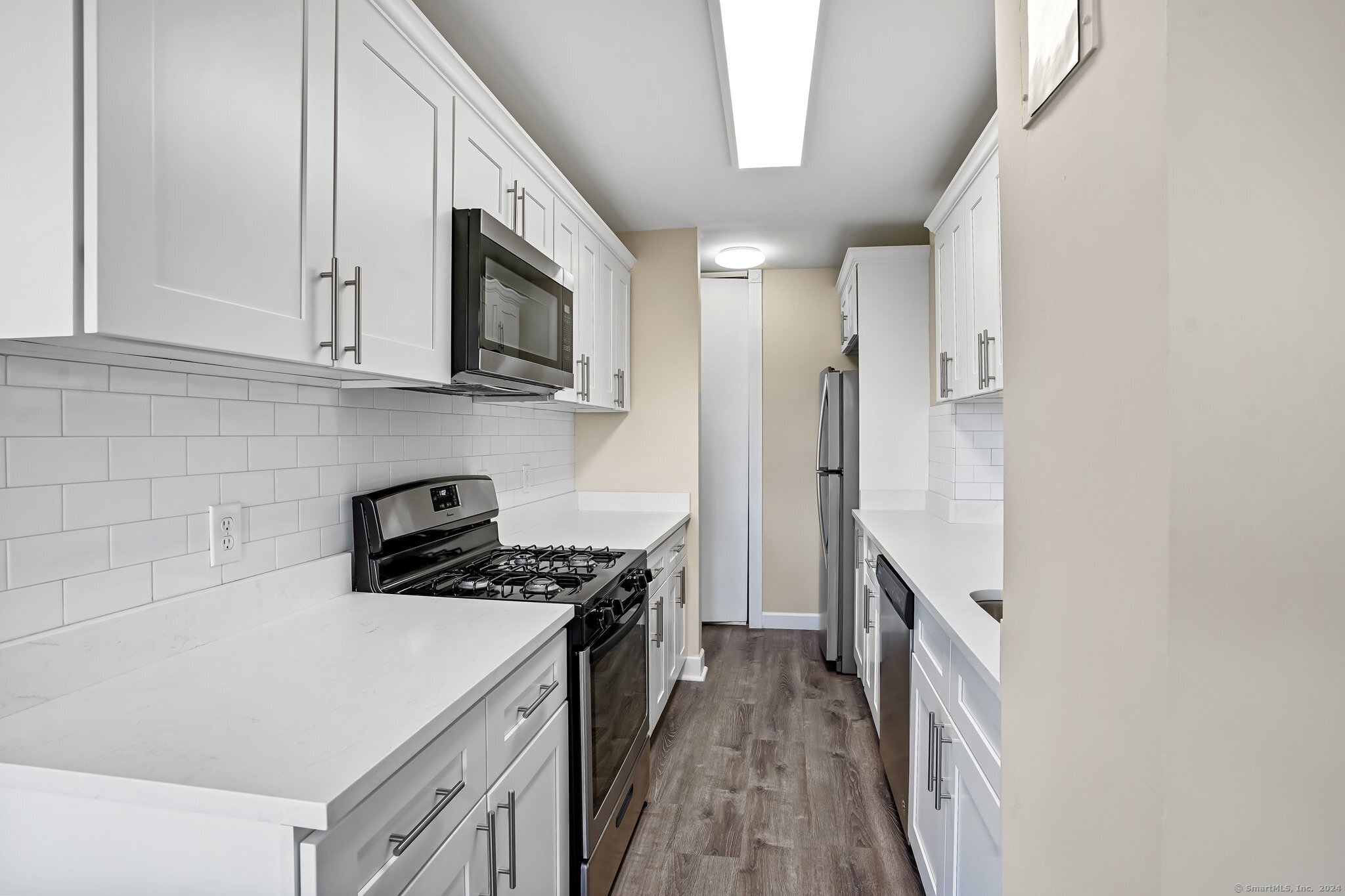 2625 Park Avenue, Unit 6M Bridgeport, CT 06604 - Photo 4 of 21 a kitchen with granite countertop a sink a stove and refrigerator
